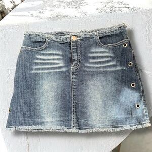Vintage Y2K Denim Mini Skirt – Grommet Detail & Frayed Hem 6